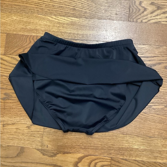 Ruby Ribbon shapewear skort/swim skirt. Medium - Picture 5 of 8